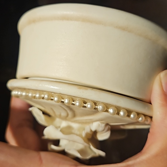 4.25"  Bisque Capodimonte Rose Pearl Trinket Box - Picture 4 of 8